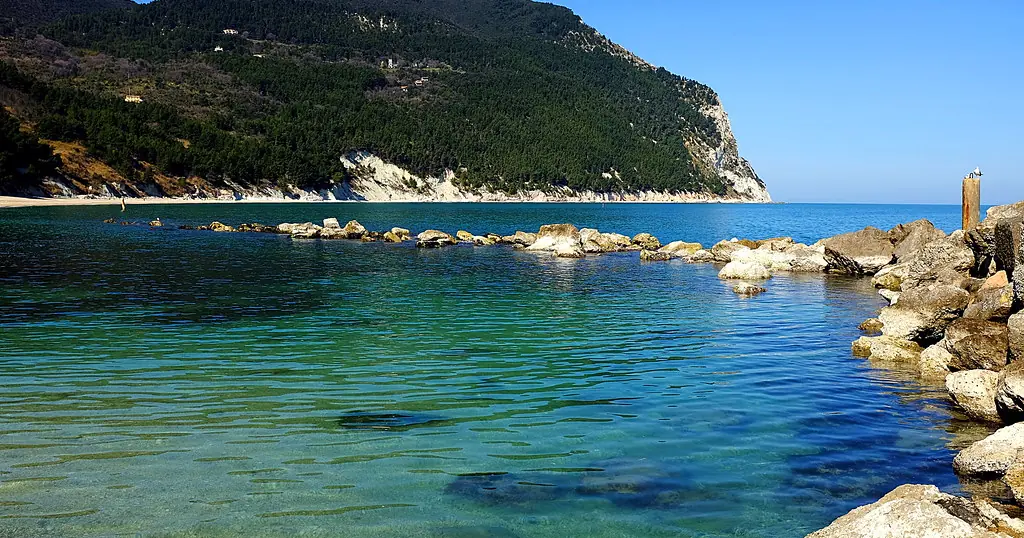 Incontri sesso Ancona: il Monte Conero che scende sul mare a sud della città
