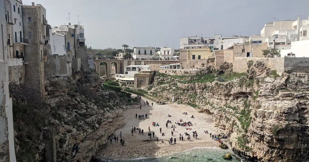 Incontri sesso Bari: la cala di Lama Monachile a Polignano a Mare, nella città metropolitana di Bari