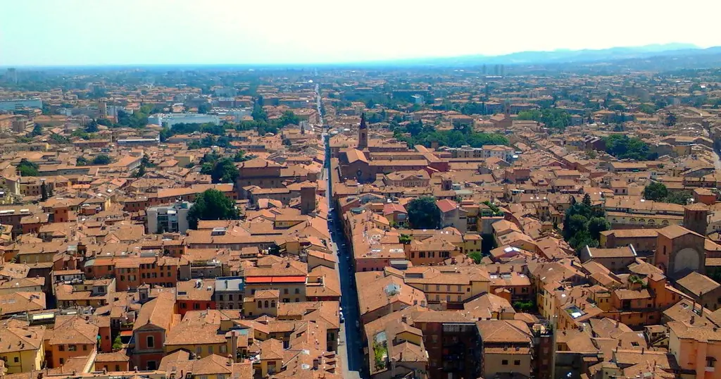 Incontri sesso Bologna: i tetti rossi della città e una delle torri
