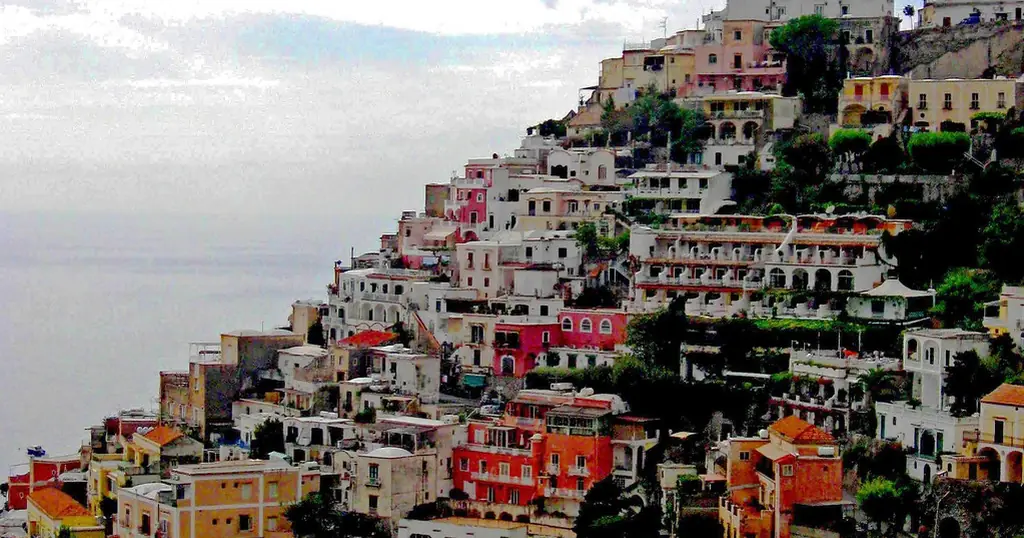 Incontri sesso Campania: un paese arroccato sulla Costiera Amalfitana