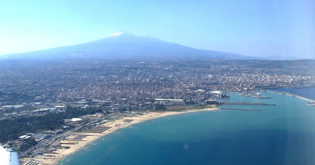 Incontri sesso Catania: la costa vista dall'alto con l'Etna sullo sfondo