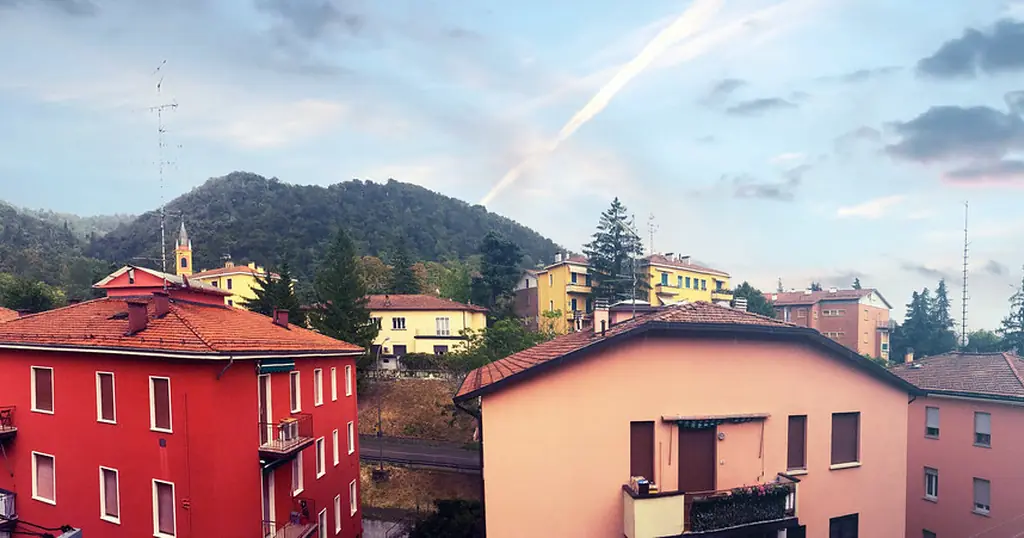 Incontri sesso Emilia-Romagna: una strada di Bologna dopo la pioggia