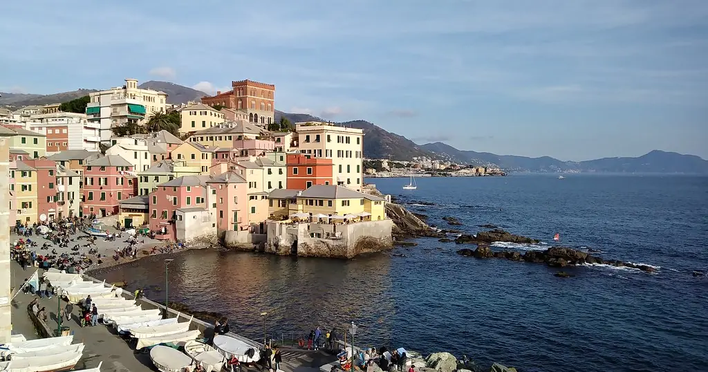 Incontri sesso Genova: le case colorate di Boccadasse sul mare