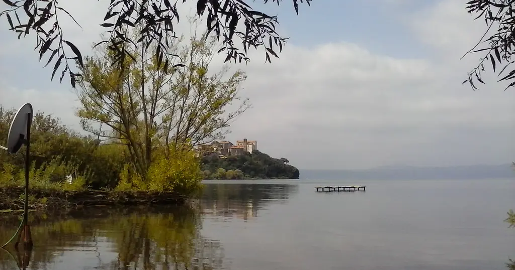 Incontri sesso Lazio: il lago di Bracciano tra gli alberi