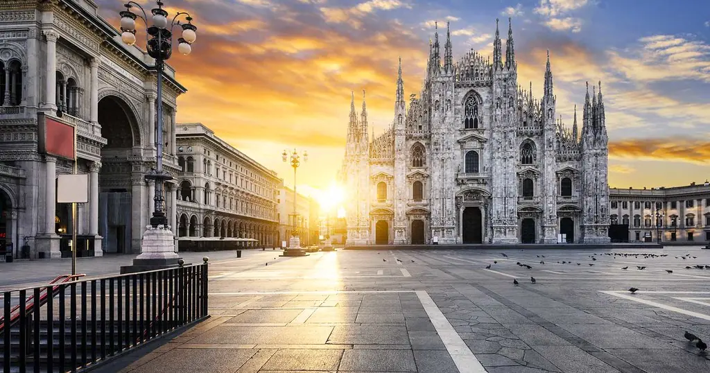 Incontri sesso Milano: il Duomo e la piazza al tramonto