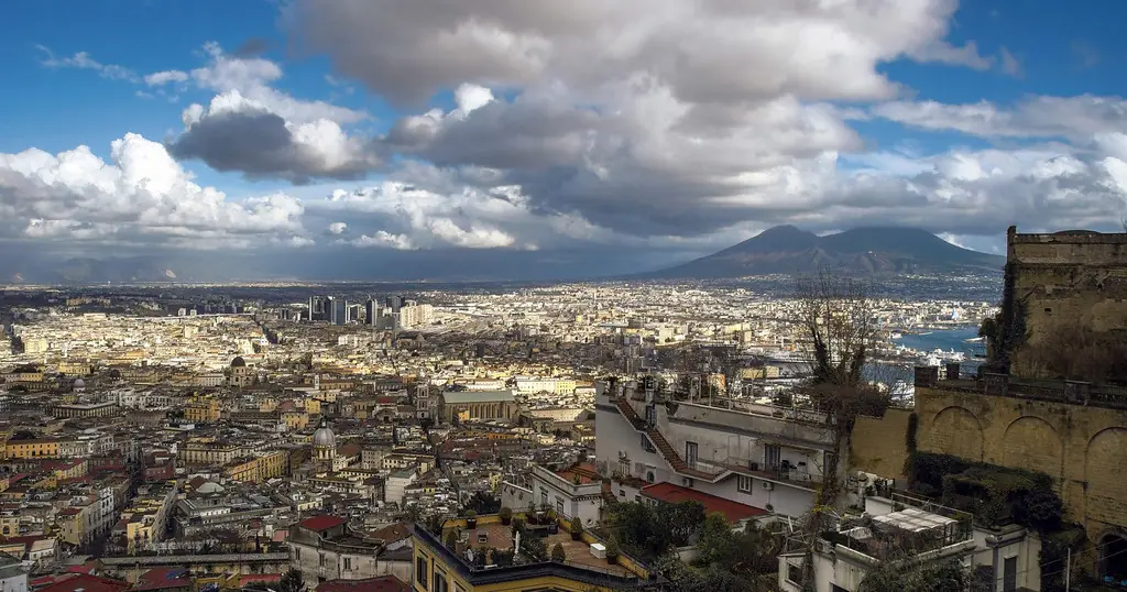 Incontri sesso Napoli: il panorama della città con il Vesuvio sullo sfondo