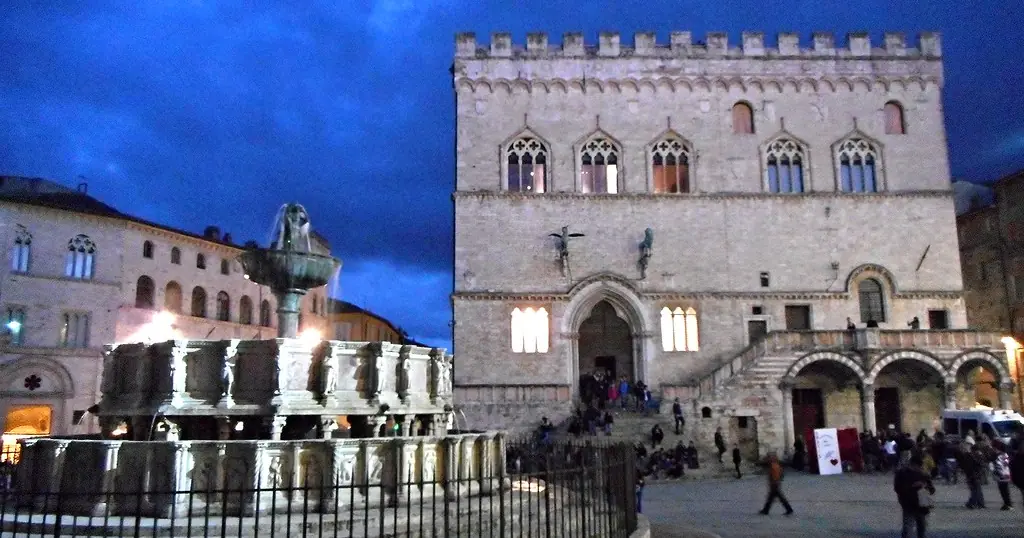 Incontri sesso Perugia: la Fontana Maggiore e il Palazzo dei Priori di sera