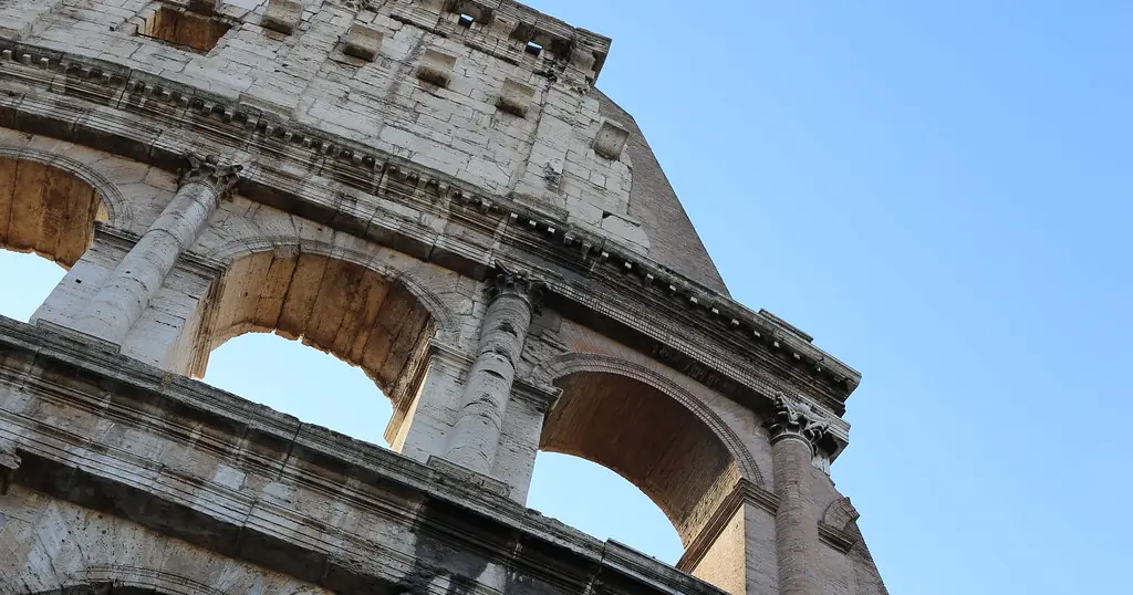 Incontri sesso Roma: il Colosseo visto dal basso contro il cielo