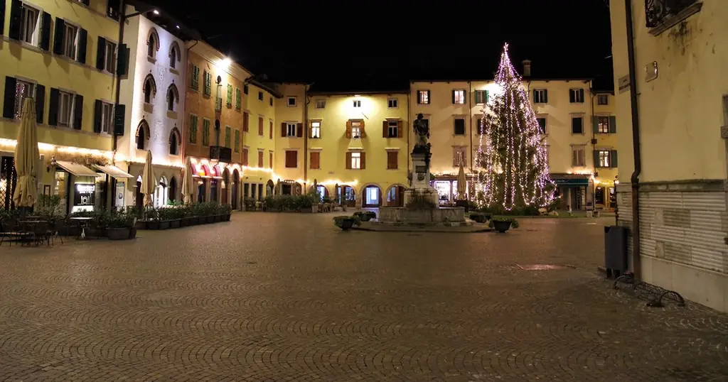 Incontri sesso Udine: una piazza di Cividale del Friuli, in provincia di Udine, di sera