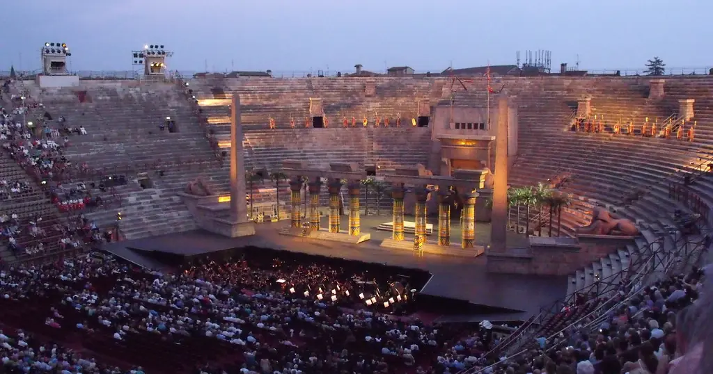 Incontri sesso Verona: l'Arena illuminata durante un'opera serale