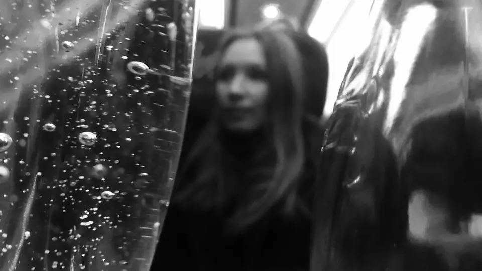 Incontri sesso con calma: una donna dietro un calice di spumante, in bianco e nero