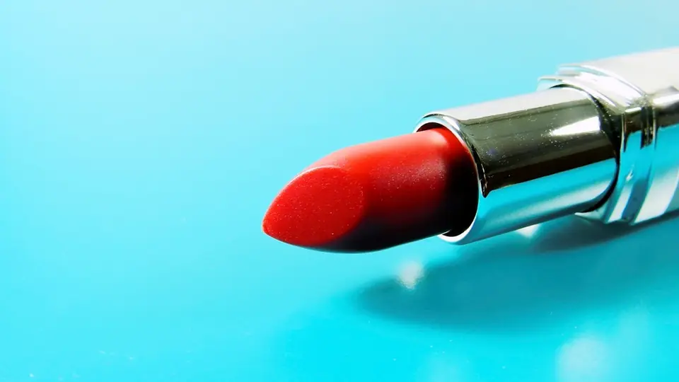 Incontri sesso Bari: un rossetto rosso su sfondo azzurro