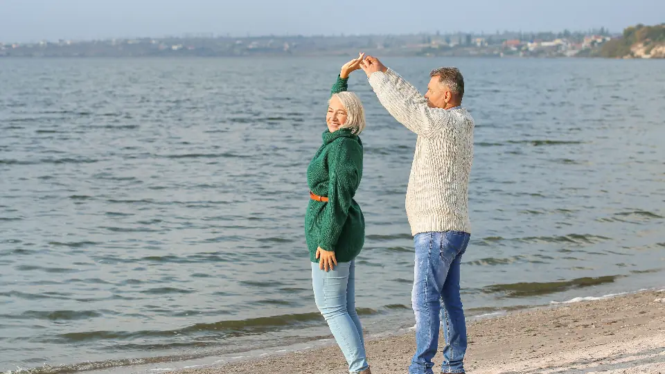 Incontri sesso Bologna: una coppia balla in riva al mare