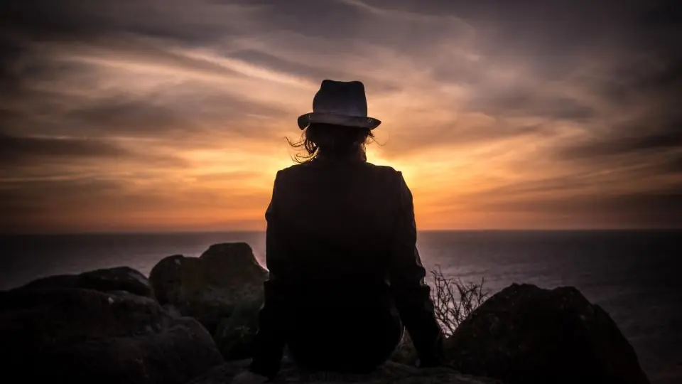 Incontri sesso Palermo: una figura con il cappello controluce al tramonto