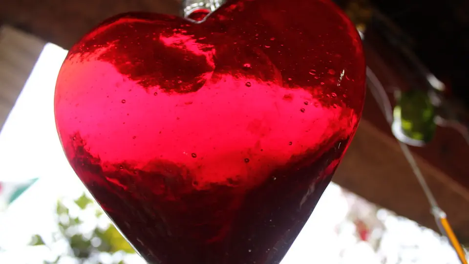 Incontri sesso Toscana: un cuore di vetro rosso