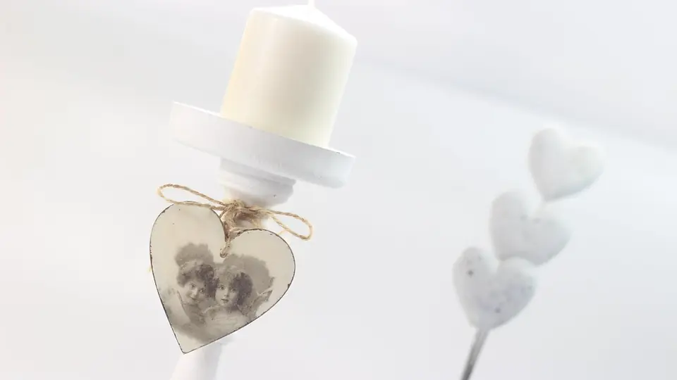 Incontri sesso Venezia: una candela bianca decorata con cuori