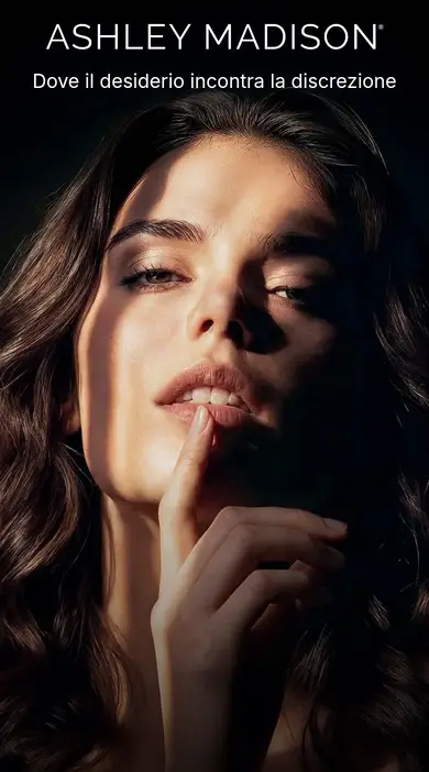 Recensione Ashley Madison su smartphone: la versione mobile della home page con una modella e i pulsanti «Iscriviti ora» e «Accedi»