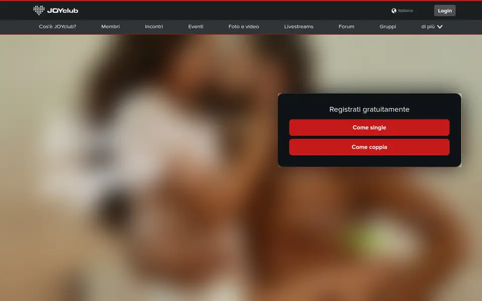 Recensione JOYclub: la home page italiana con la registrazione gratuita come single o come coppia, foto di sfondo sfocata da noi