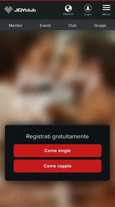 Recensione JOYclub su smartphone: la versione mobile della home page con i pulsanti Come single e Come coppia, foto di sfondo sfocata da noi